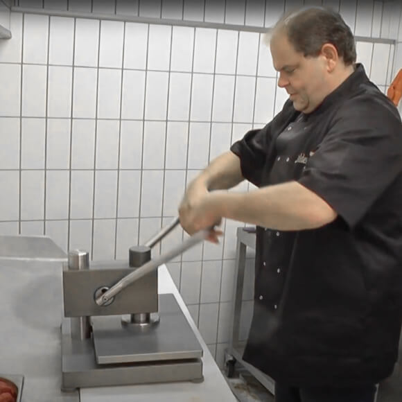 Person drückt Schnitzel bis zum anschlag